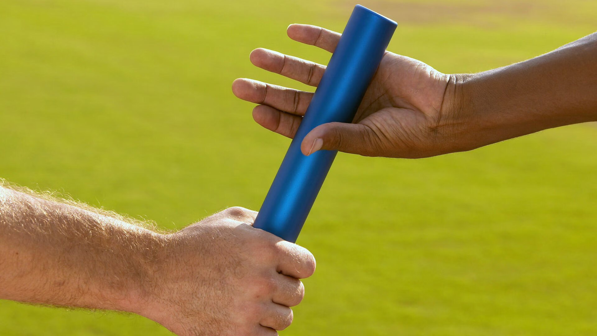 温网2024，阿尔卡拉斯三盘激战卫冕成功，斯瓦泰克首夺草地大满贯